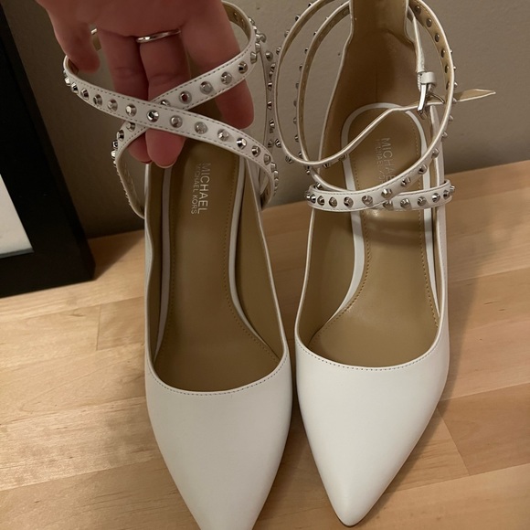 White pumps with ankle straps and spikes - Picture 4 of 7